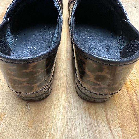 DANSKO, PATENT LEATHER, LEOPARD PRINT CLOGS, SIZE WOMEN'S 41E, 10.5 US - Picture 3 of 11